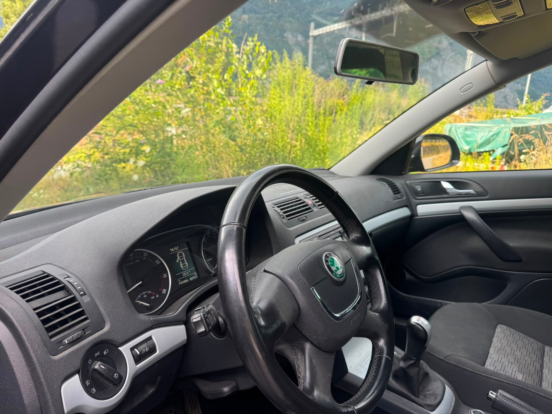 SKODA Octavia Combi 1.8 TSI Adventure 4x4-image-11