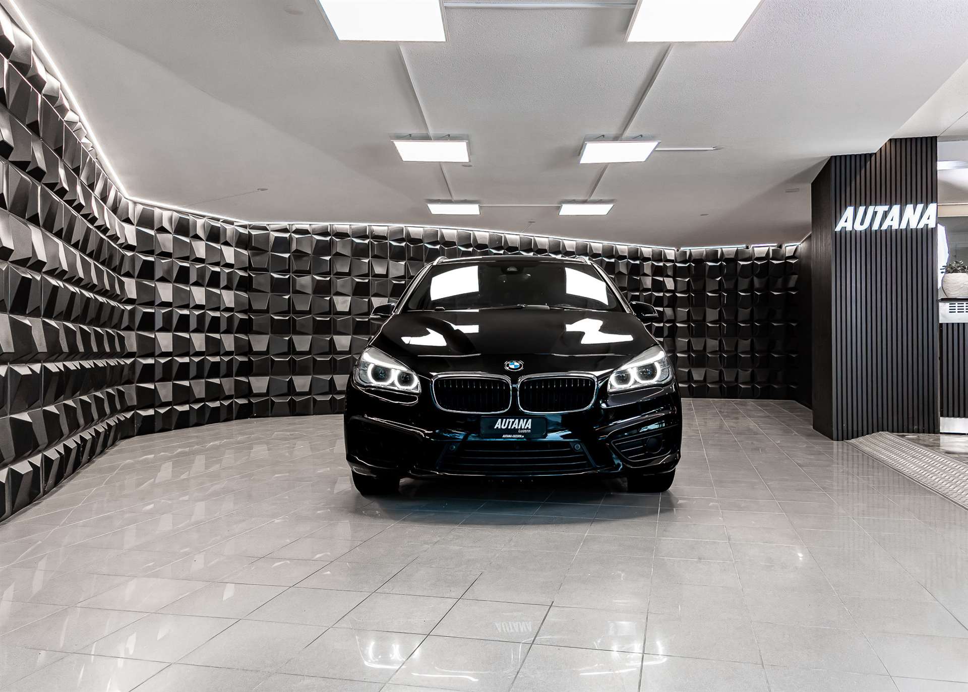 BMW 218d Active Tourer-showroom-element-3