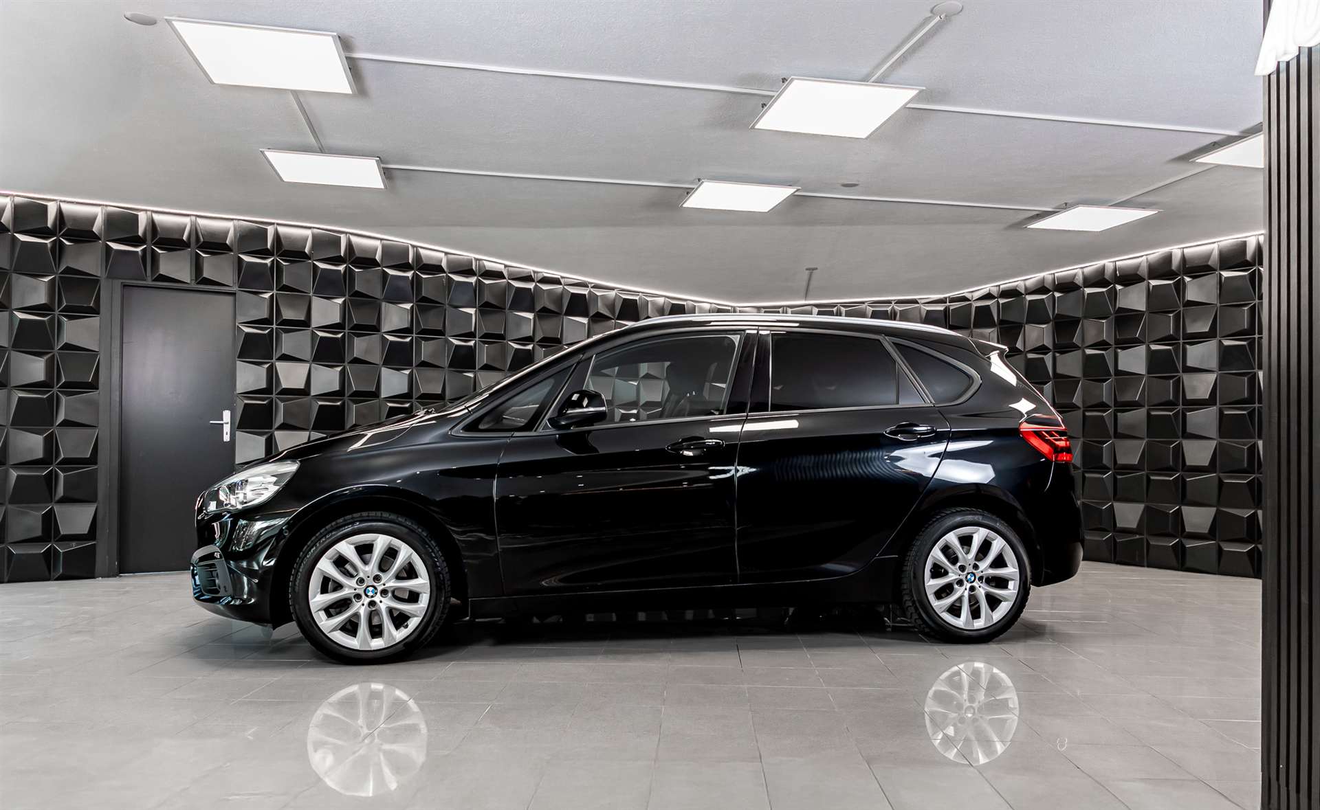 BMW 218d Active Tourer-showroom-element-1