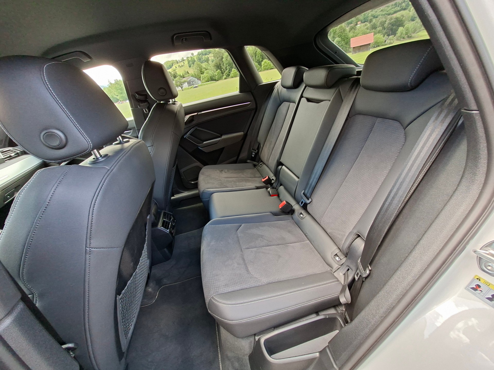 AUDI Q3 40 TDI S line quattro S-tronic *AHK+8-fach bereift*-image-14