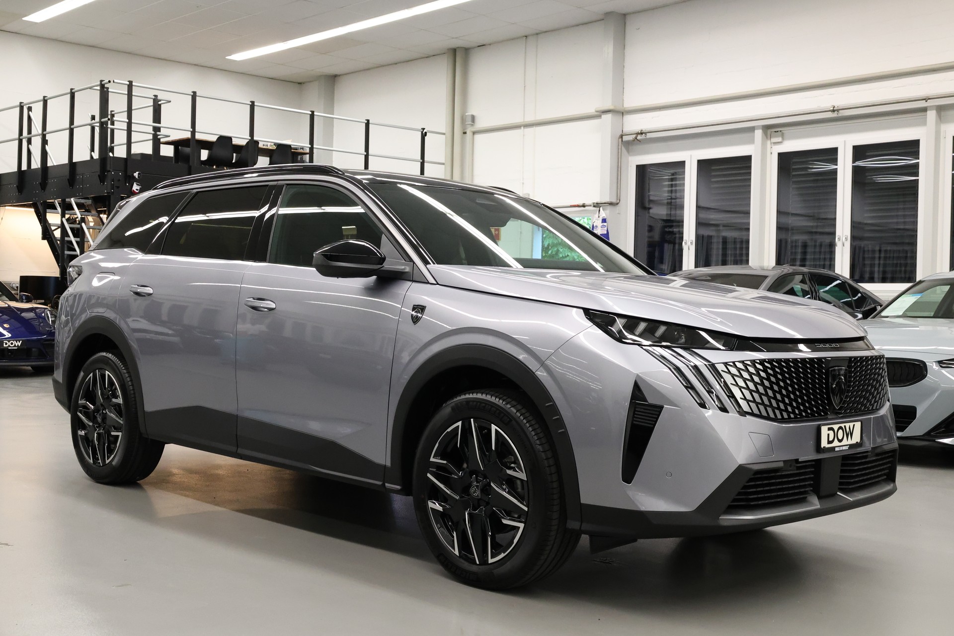 PEUGEOT 5008 1.2 Hybrid GT-showroom-element-1
