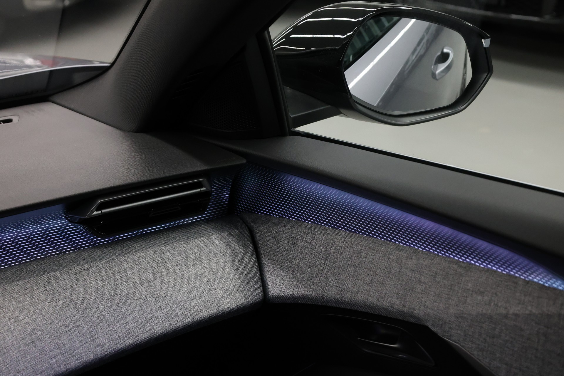 PEUGEOT 5008 1.2 Hybrid GT-image-30
