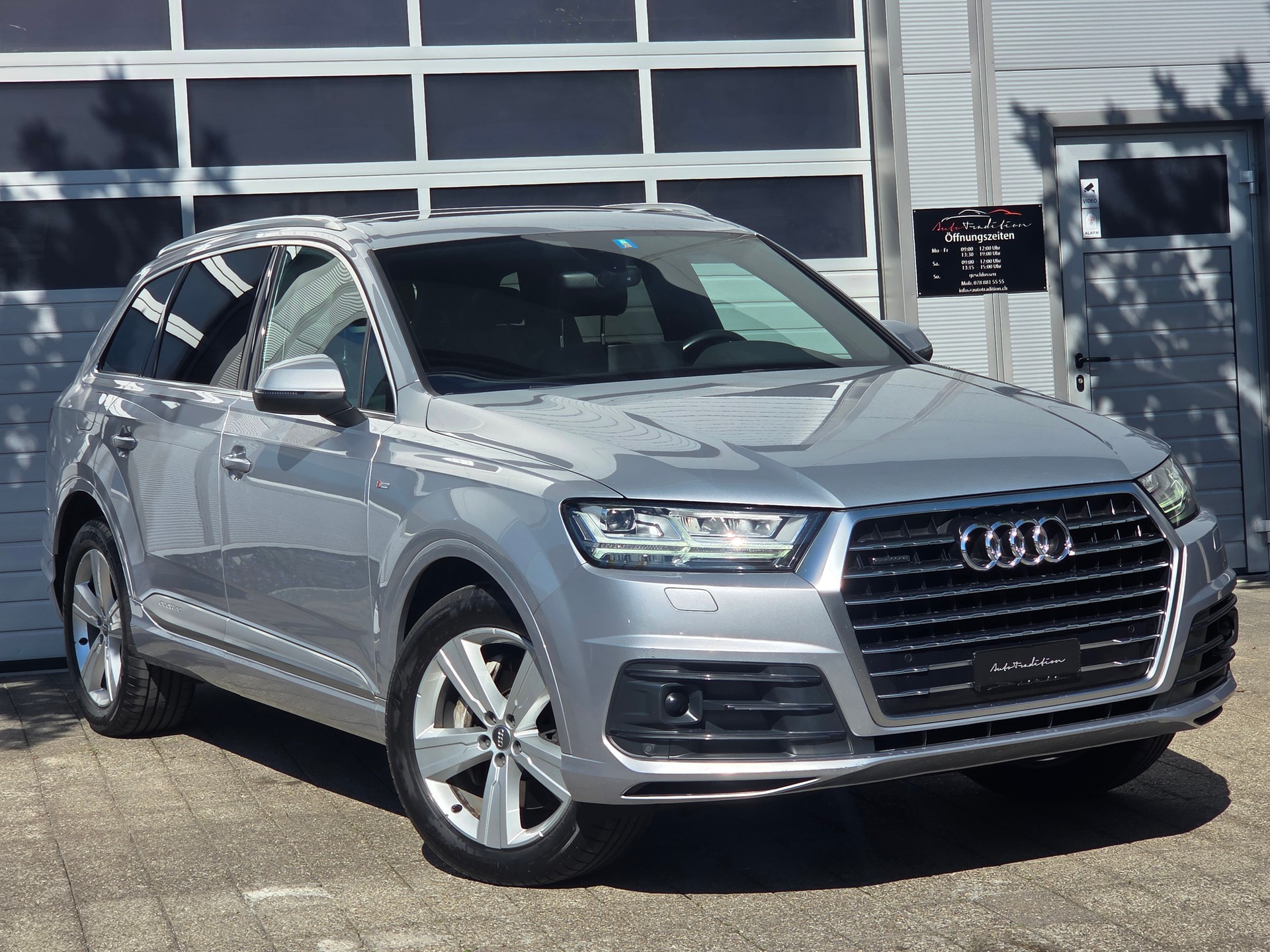 AUDI Q7 3.0 TDI quattro tiptronic // S-LINE INNEN + S-LINE AUSSEN| 7-PLÄTZER| PANORAMA| KEYLESS| MEMORY PAKET| SPURASSISTENT-showroom-element-1