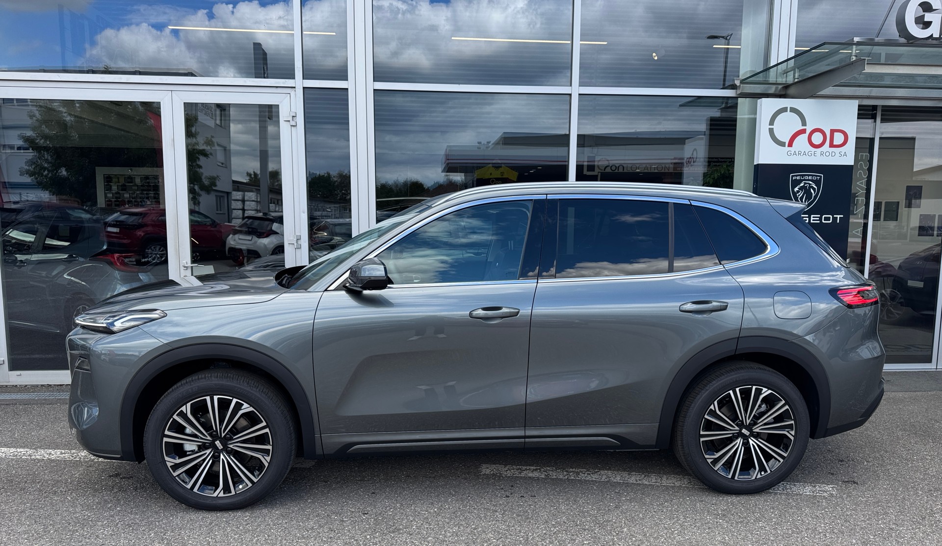GEELY STARRAY EM-i Max+29.8 kWh volcanic grey-showroom-element-3