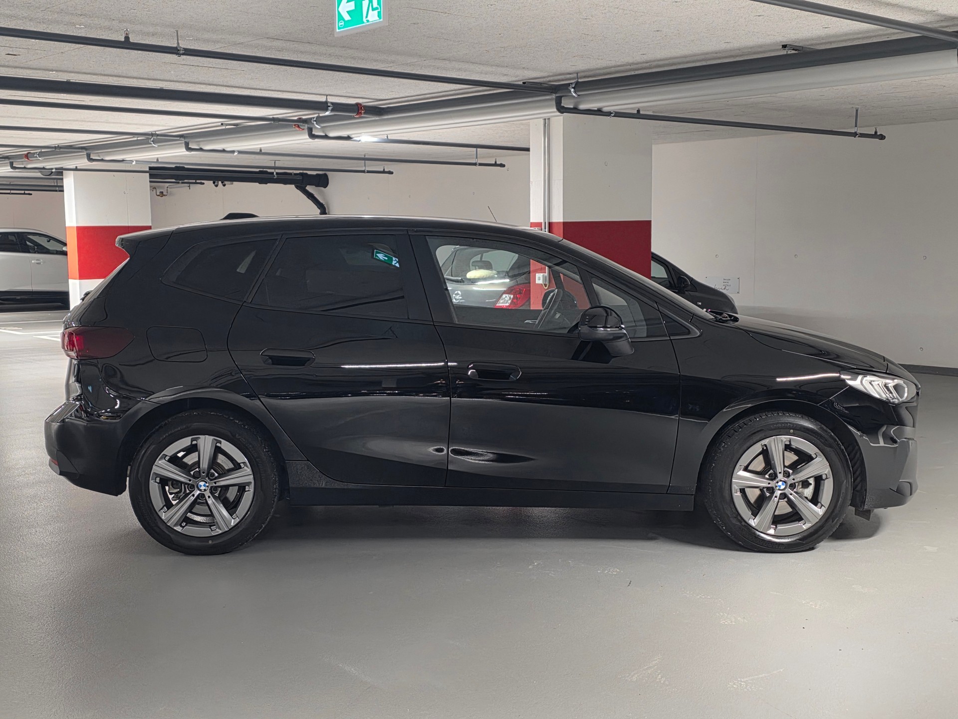 BMW 220i Active Tourer DKG-showroom-element-3