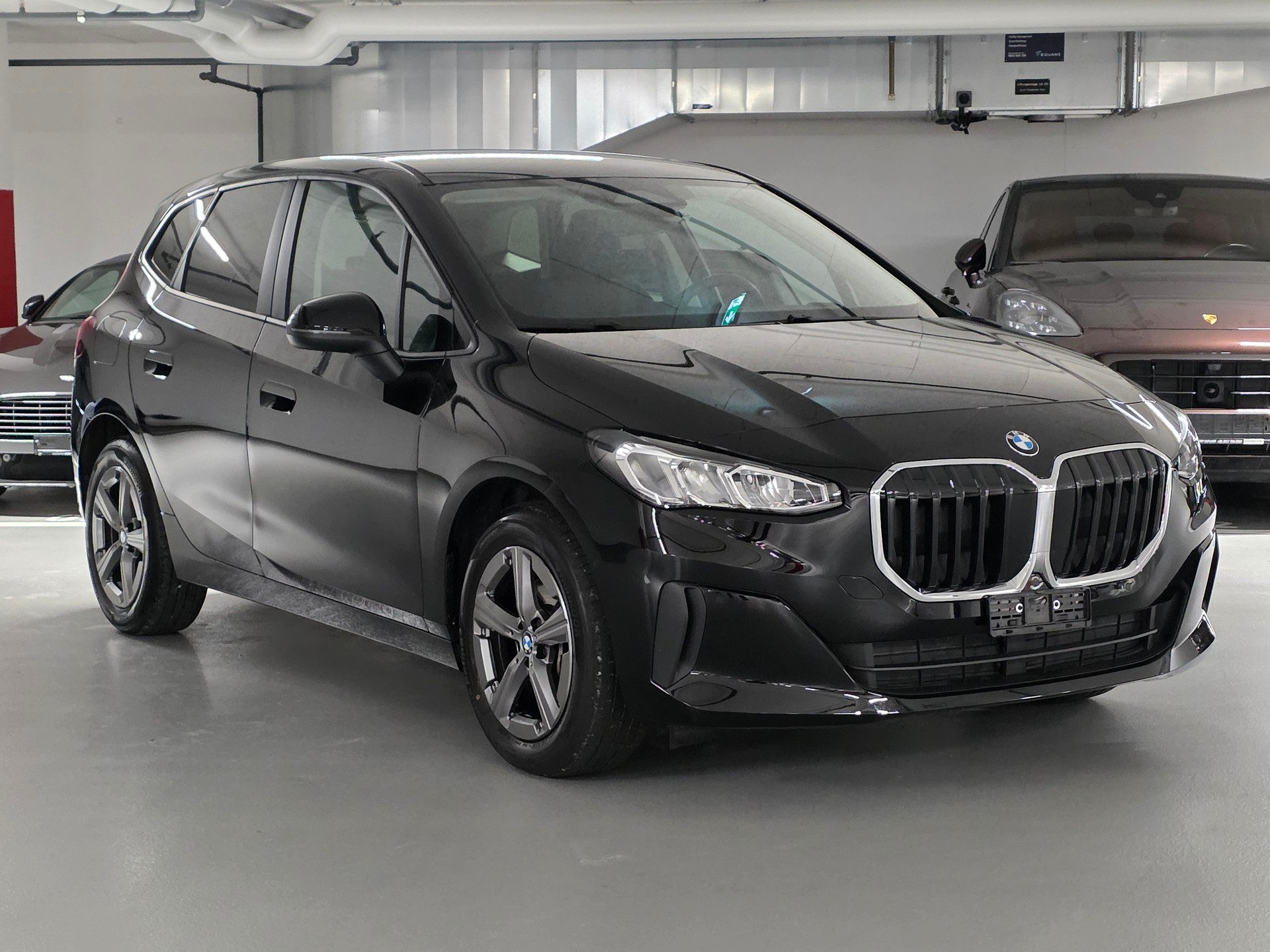 BMW 220i Active Tourer DKG-showroom-element-2