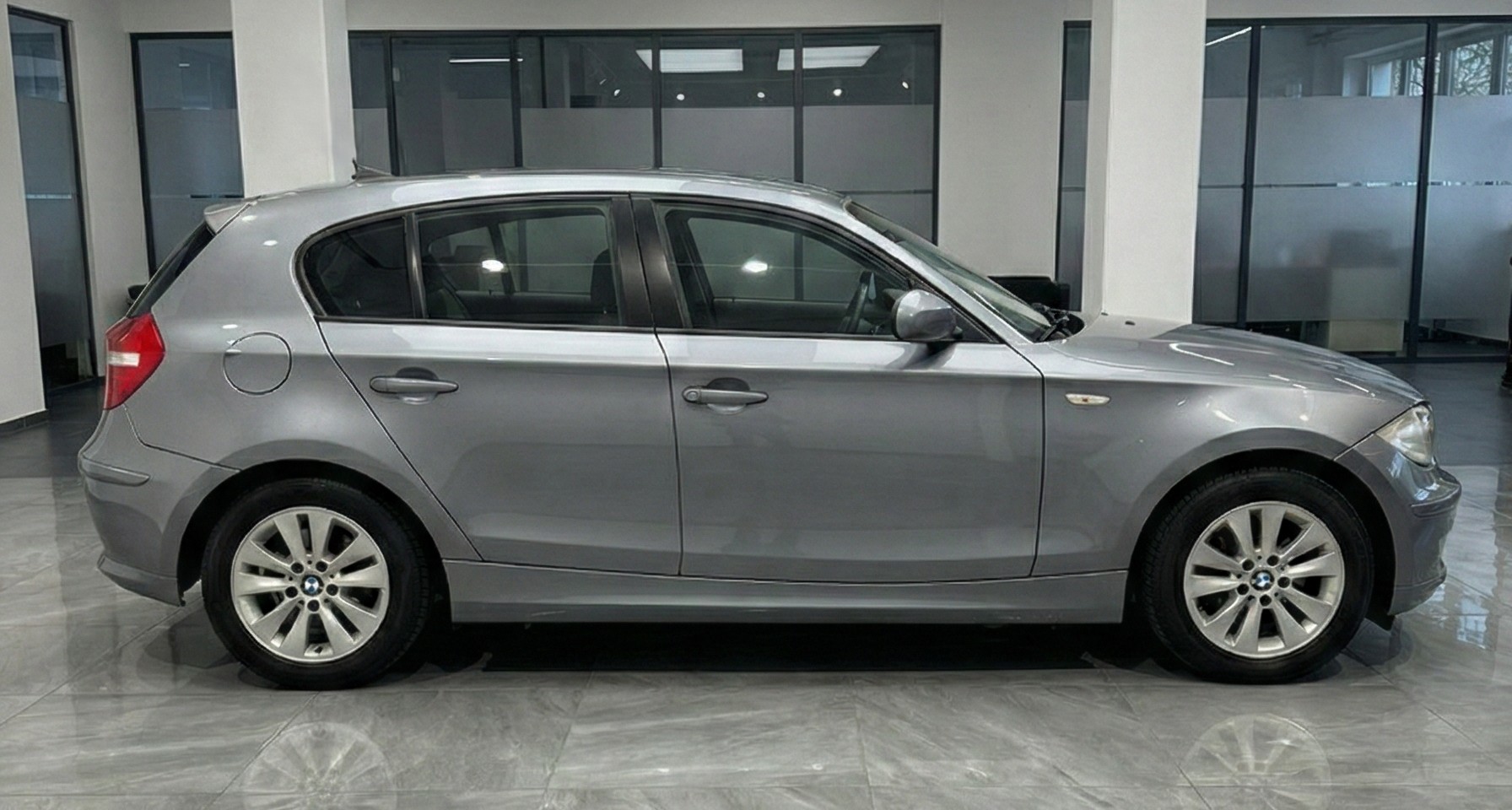BMW 116i Dynamic Edition-image-4
