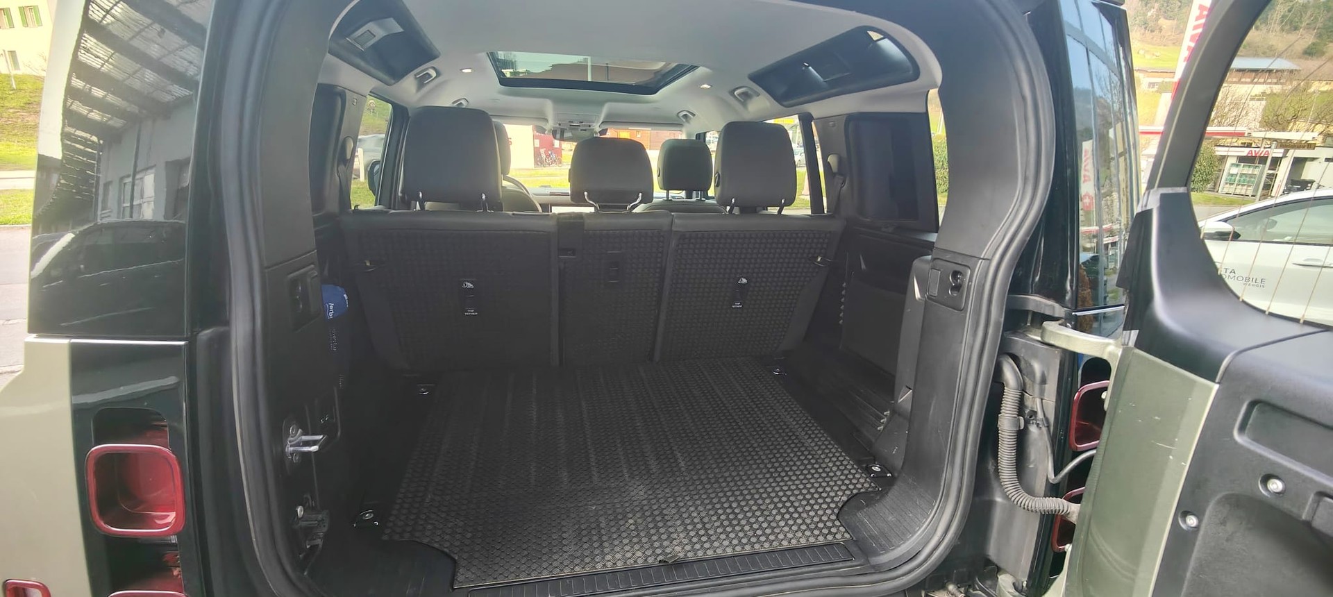 LAND ROVER Defender 110 D200 SD4 AT8-image-9