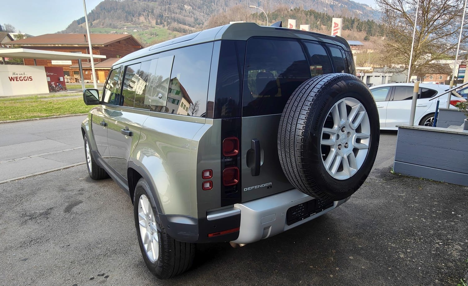 LAND ROVER Defender 110 D200 SD4 AT8-image-3