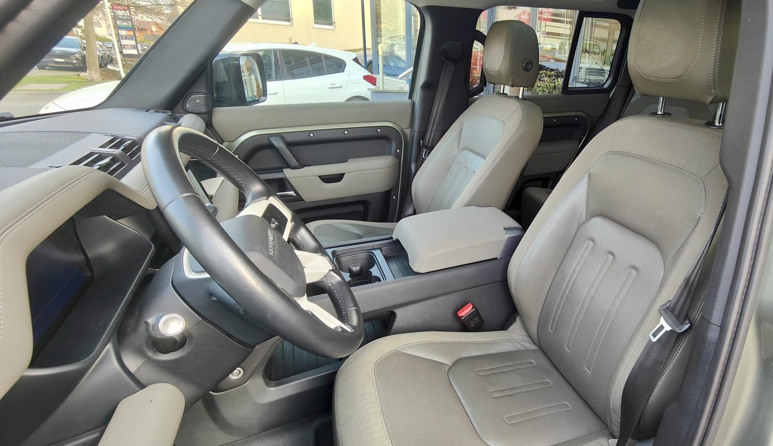 LAND ROVER Defender 110 D200 SD4 AT8-image-10