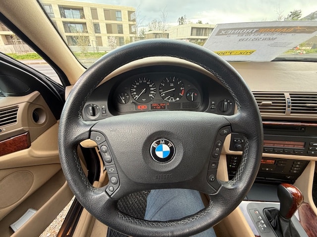BMW 525i-image-11