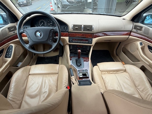 BMW 525i-image-9