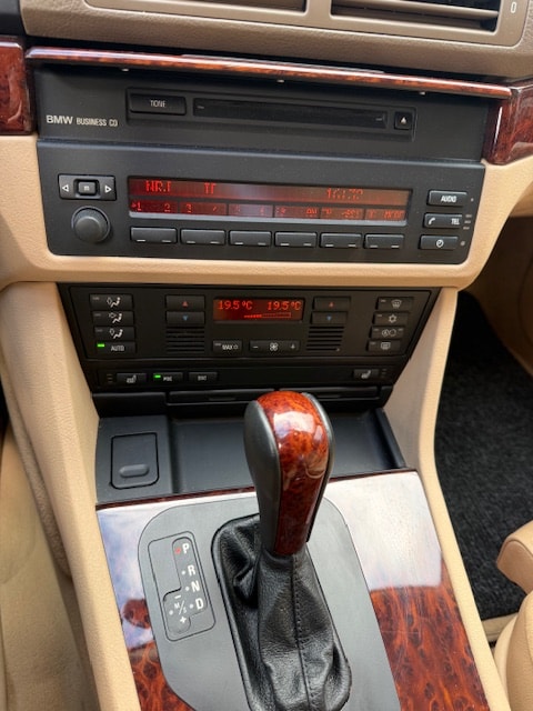 BMW 525i-image-10