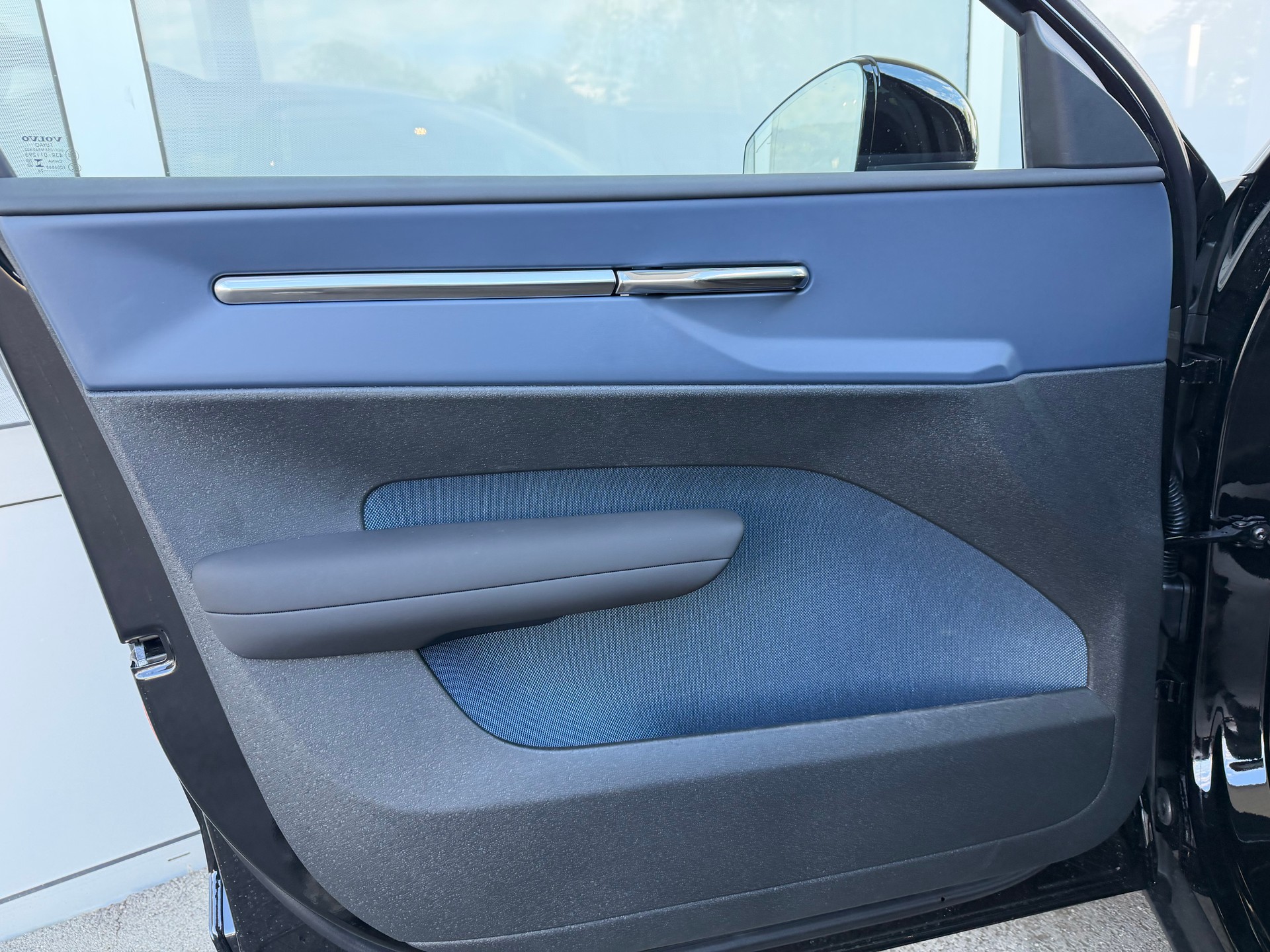 VOLVO EX30 E60 69kWh Twin Ultra-image-11