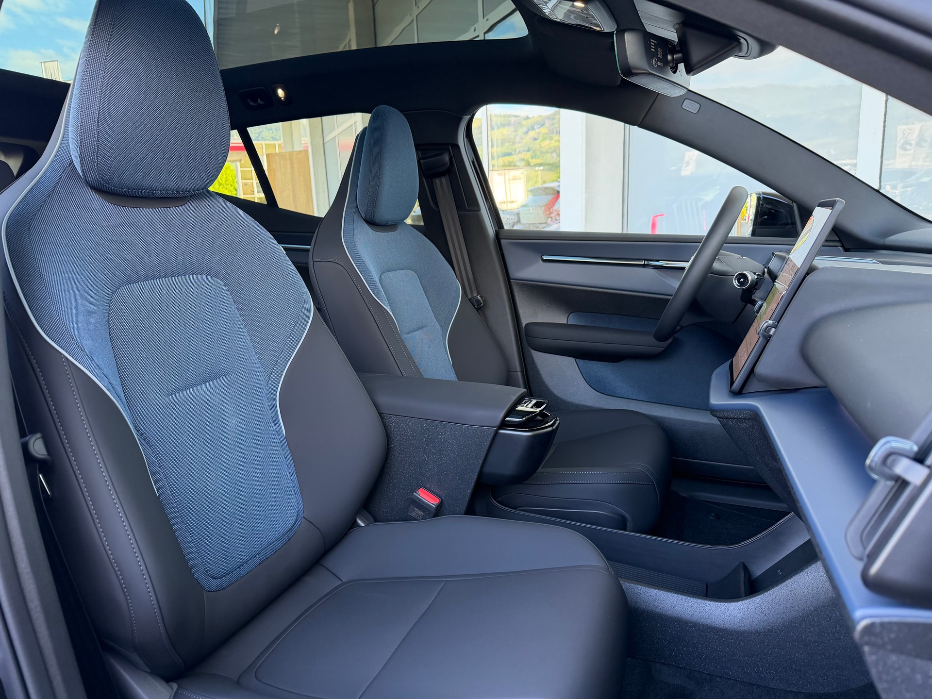 VOLVO EX30 E60 69kWh Twin Ultra-showroom-element-3
