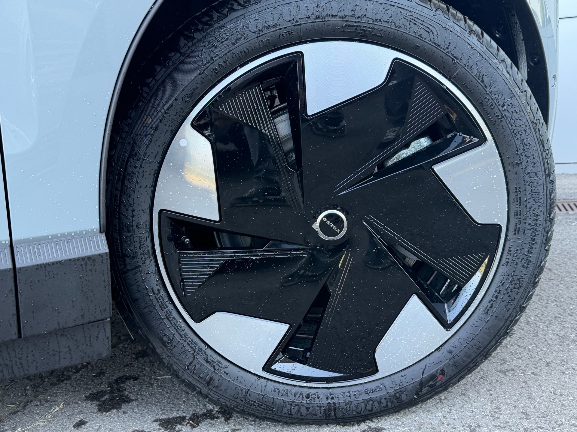 VOLVO EX30 E60 69kWh Twin Ultra-image-10