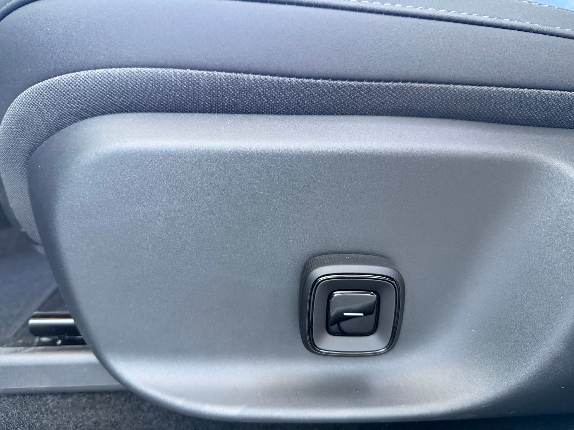 VOLVO EX30 E60 69kWh Twin Ultra-image-4