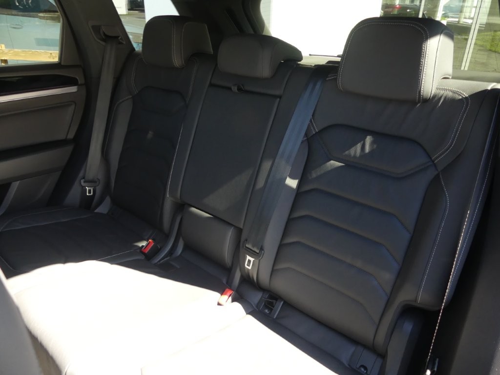 VW Touareg 3.0 TSI R-Line Tiptronic-image-12