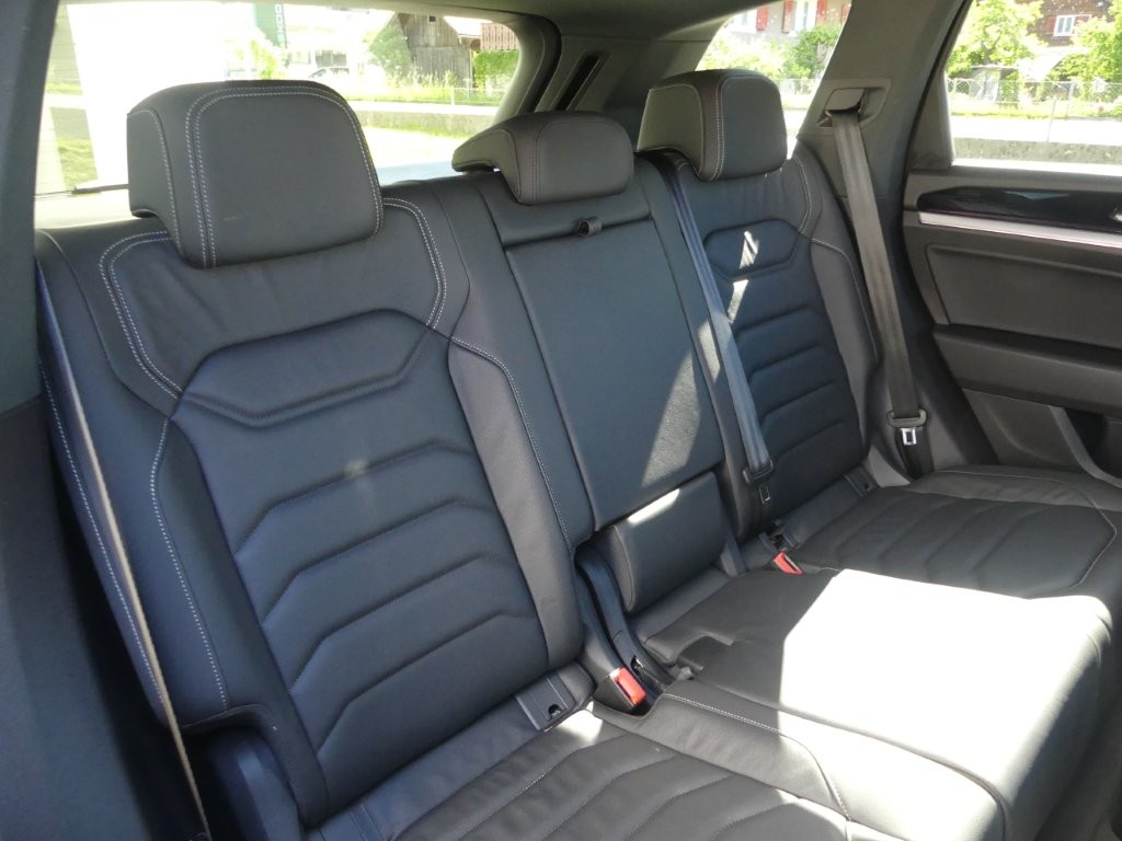 VW Touareg 3.0 TSI R-Line Tiptronic-image-10