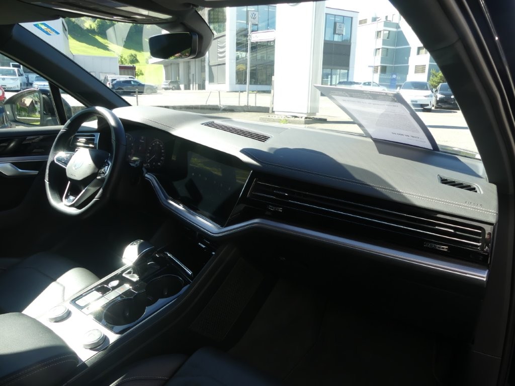 VW Touareg 3.0 TSI R-Line Tiptronic-image-9