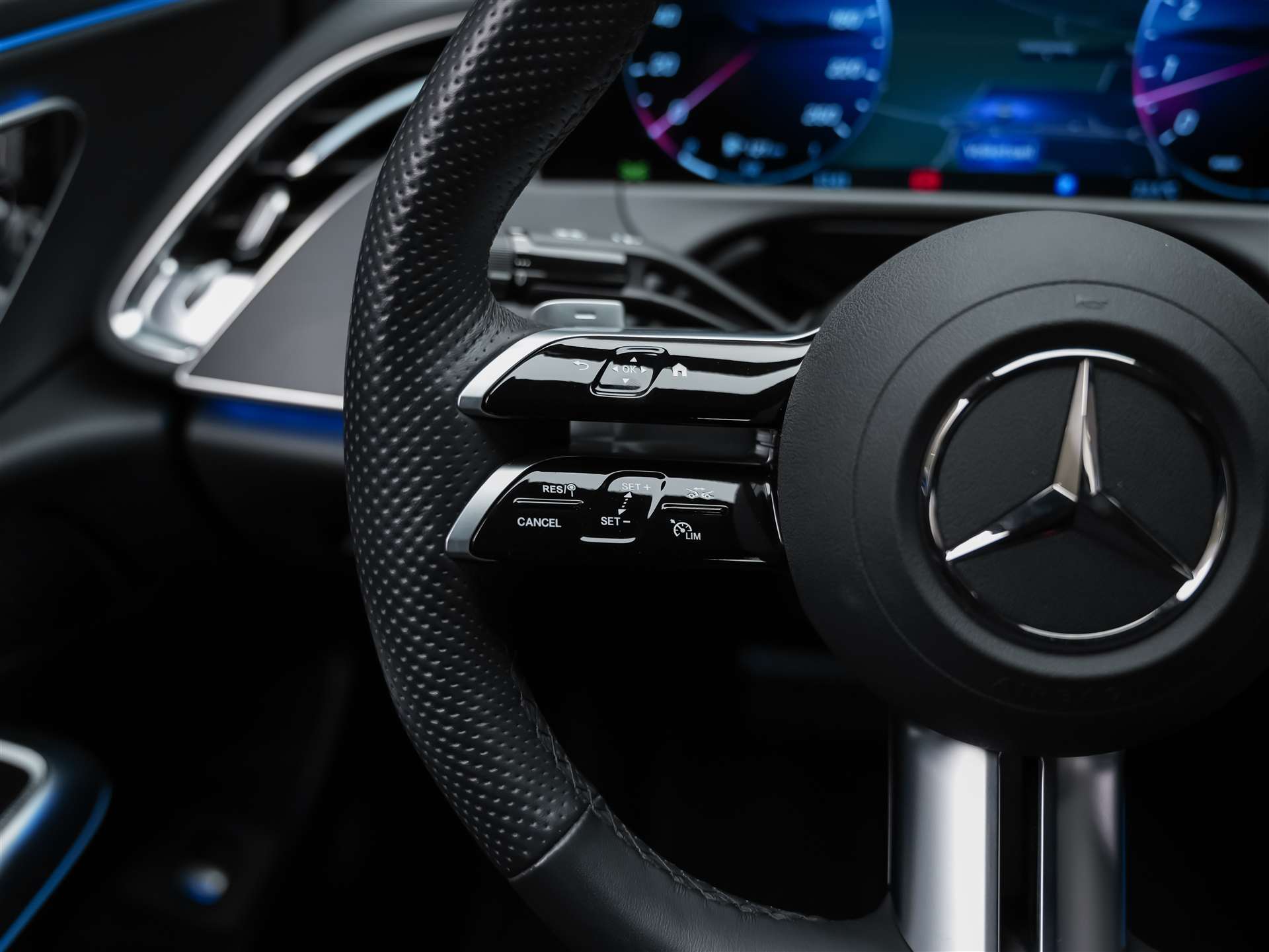 MERCEDES-BENZ E 200 AMG Line *Kühlergrill beleuchtet*Abstandsregler*Lenkradheizung*-image-27