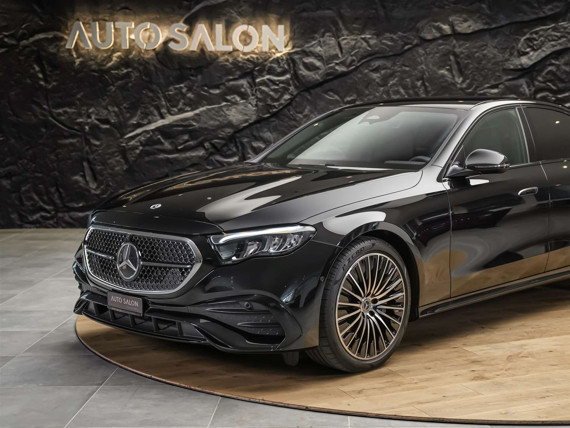MERCEDES-BENZ E 200 AMG Line *Kühlergrill beleuchtet*Abstandsregler*Lenkradheizung*-image-13