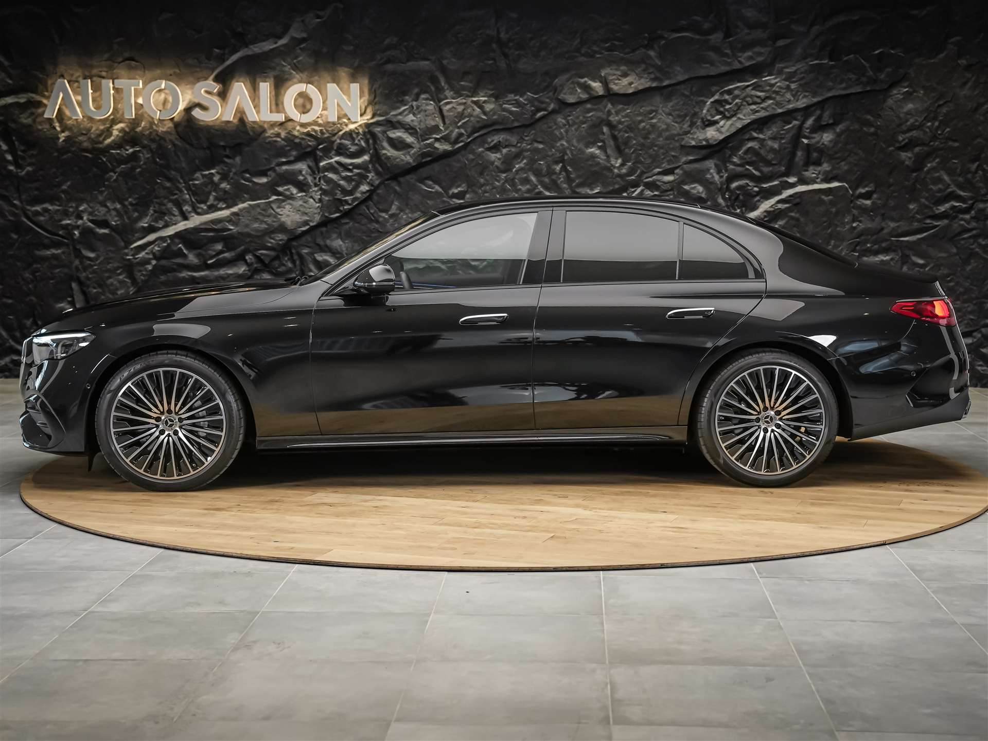 MERCEDES-BENZ E 200 AMG Line *Kühlergrill beleuchtet*Abstandsregler*Lenkradheizung*-showroom-element-2