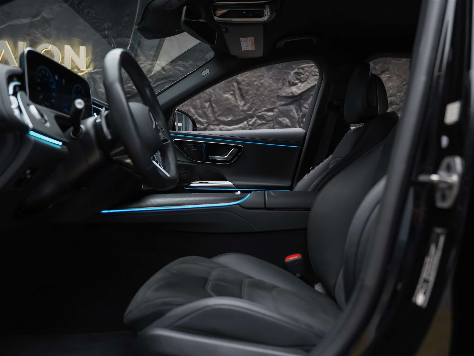 MERCEDES-BENZ E 200 AMG Line *Kühlergrill beleuchtet*Abstandsregler*Lenkradheizung*-image-9