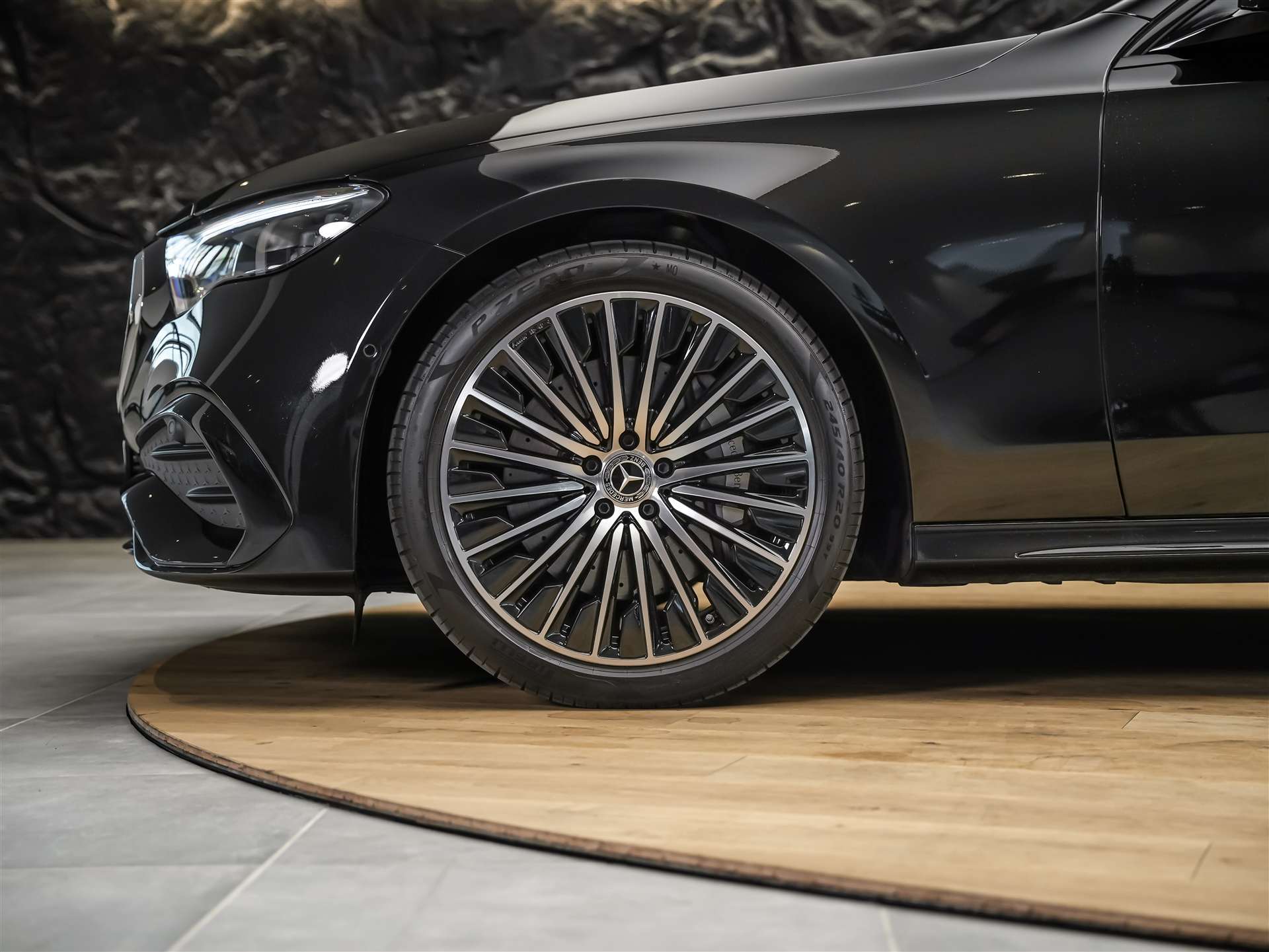 MERCEDES-BENZ E 200 AMG Line *Kühlergrill beleuchtet*Abstandsregler*Lenkradheizung*-image-15