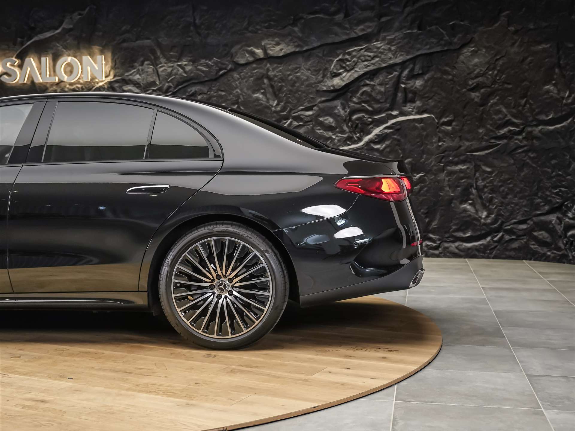 MERCEDES-BENZ E 200 AMG Line *Kühlergrill beleuchtet*Abstandsregler*Lenkradheizung*-image-16