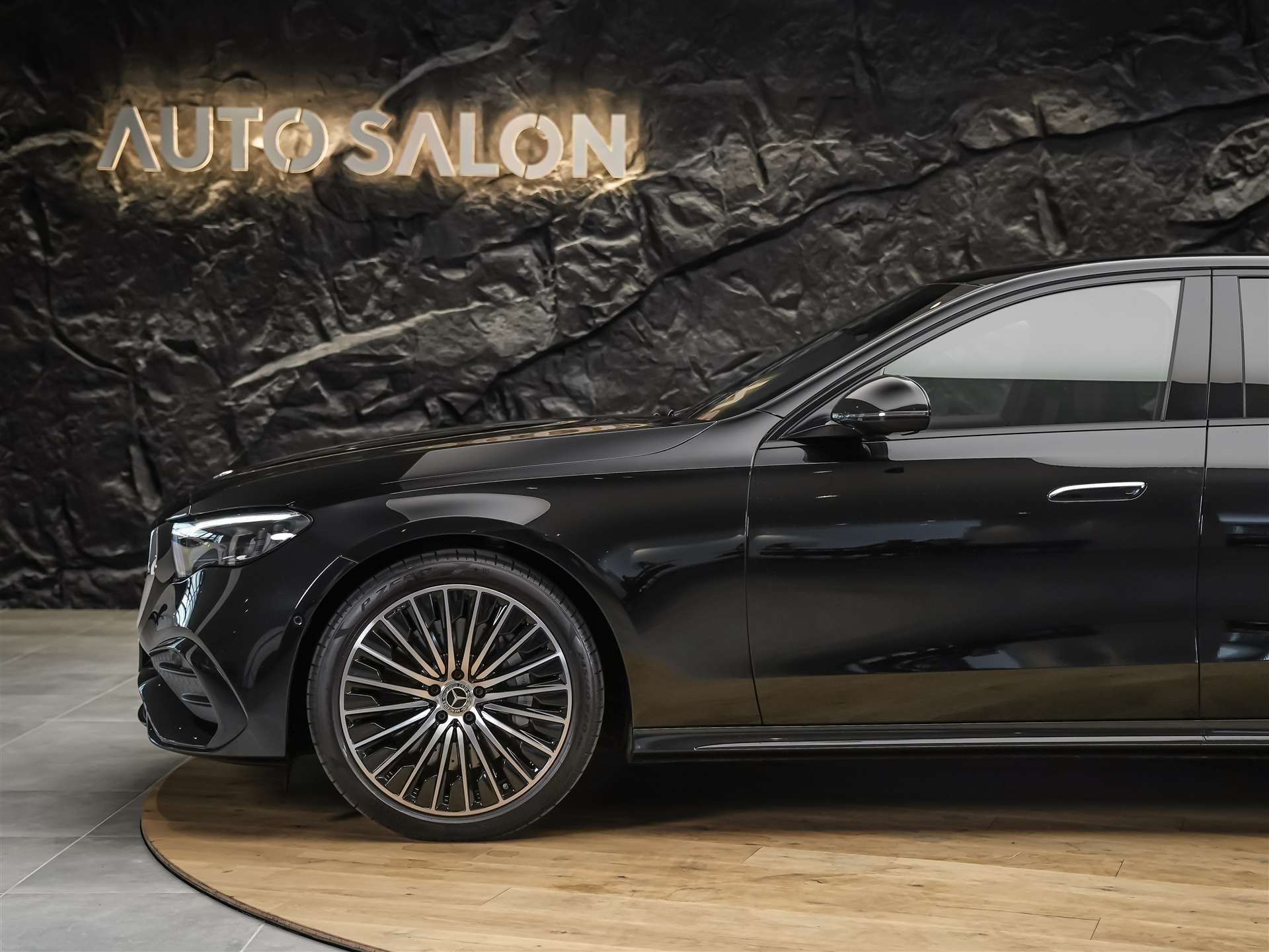 MERCEDES-BENZ E 200 AMG Line *Kühlergrill beleuchtet*Abstandsregler*Lenkradheizung*-image-14