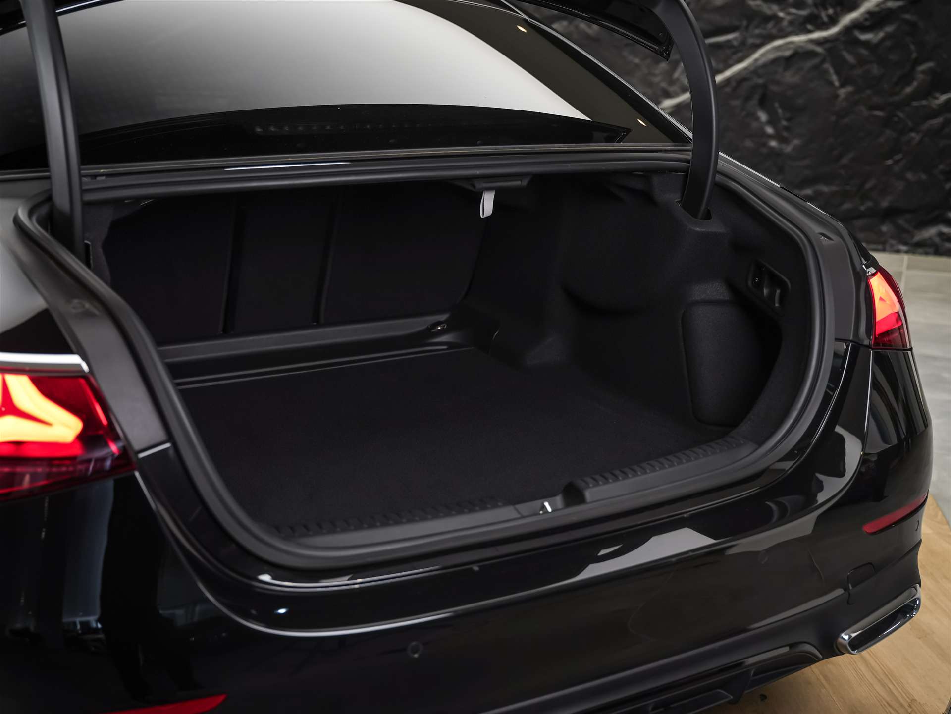 MERCEDES-BENZ E 200 AMG Line *Kühlergrill beleuchtet*Abstandsregler*Lenkradheizung*-image-38