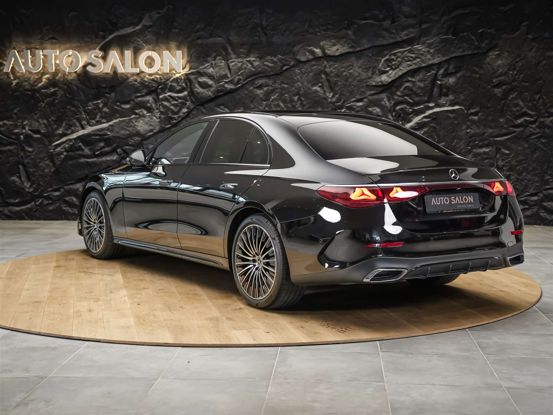MERCEDES-BENZ E 200 AMG Line *Kühlergrill beleuchtet*Abstandsregler*Lenkradheizung*-showroom-element-3