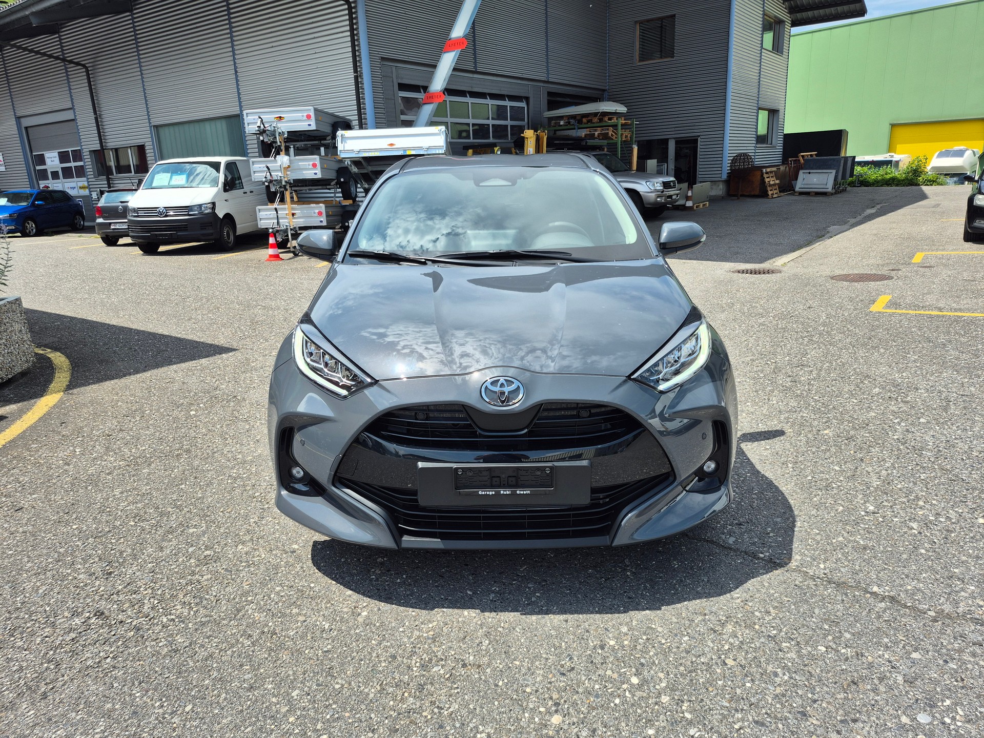 TOYOTA Yaris 1.5 Trend e-CVT-showroom-element-1