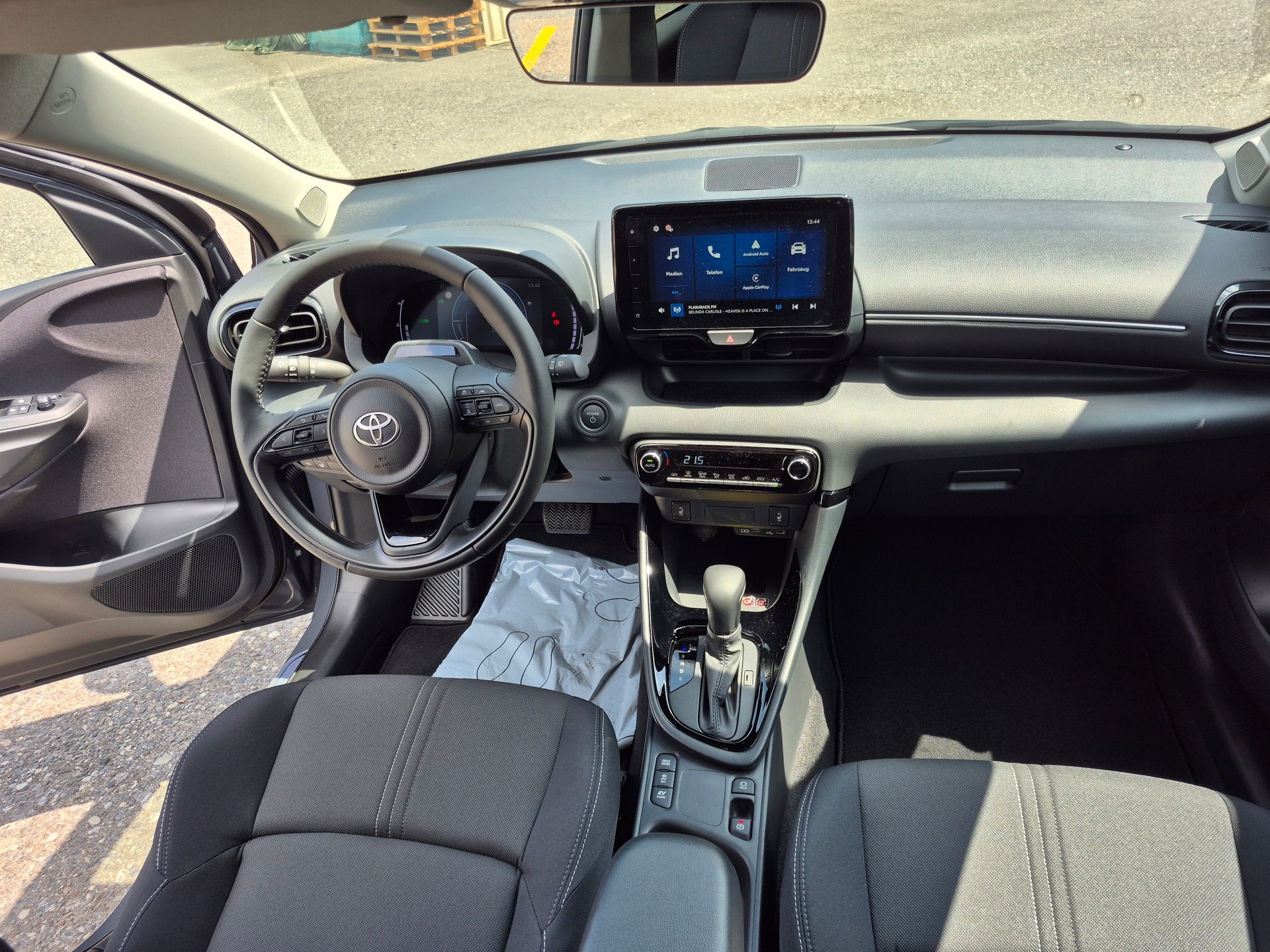 TOYOTA Yaris 1.5 Trend e-CVT-image-13