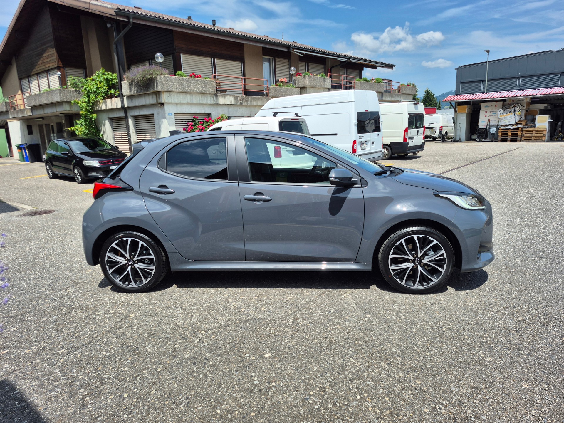 TOYOTA Yaris 1.5 Trend e-CVT-showroom-element-3