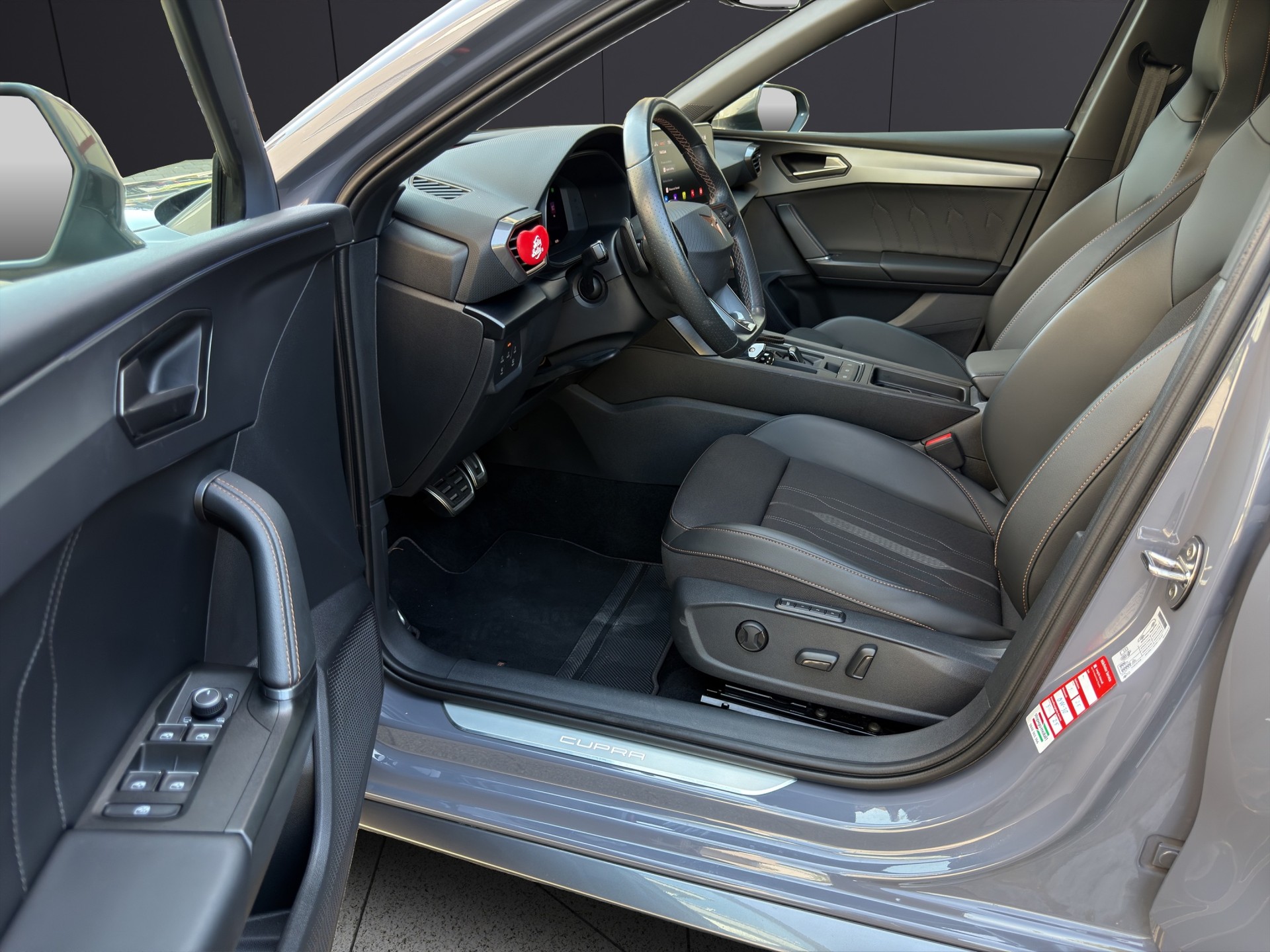 CUPRA LEON VZ 2.0 TSI DSG-image-8