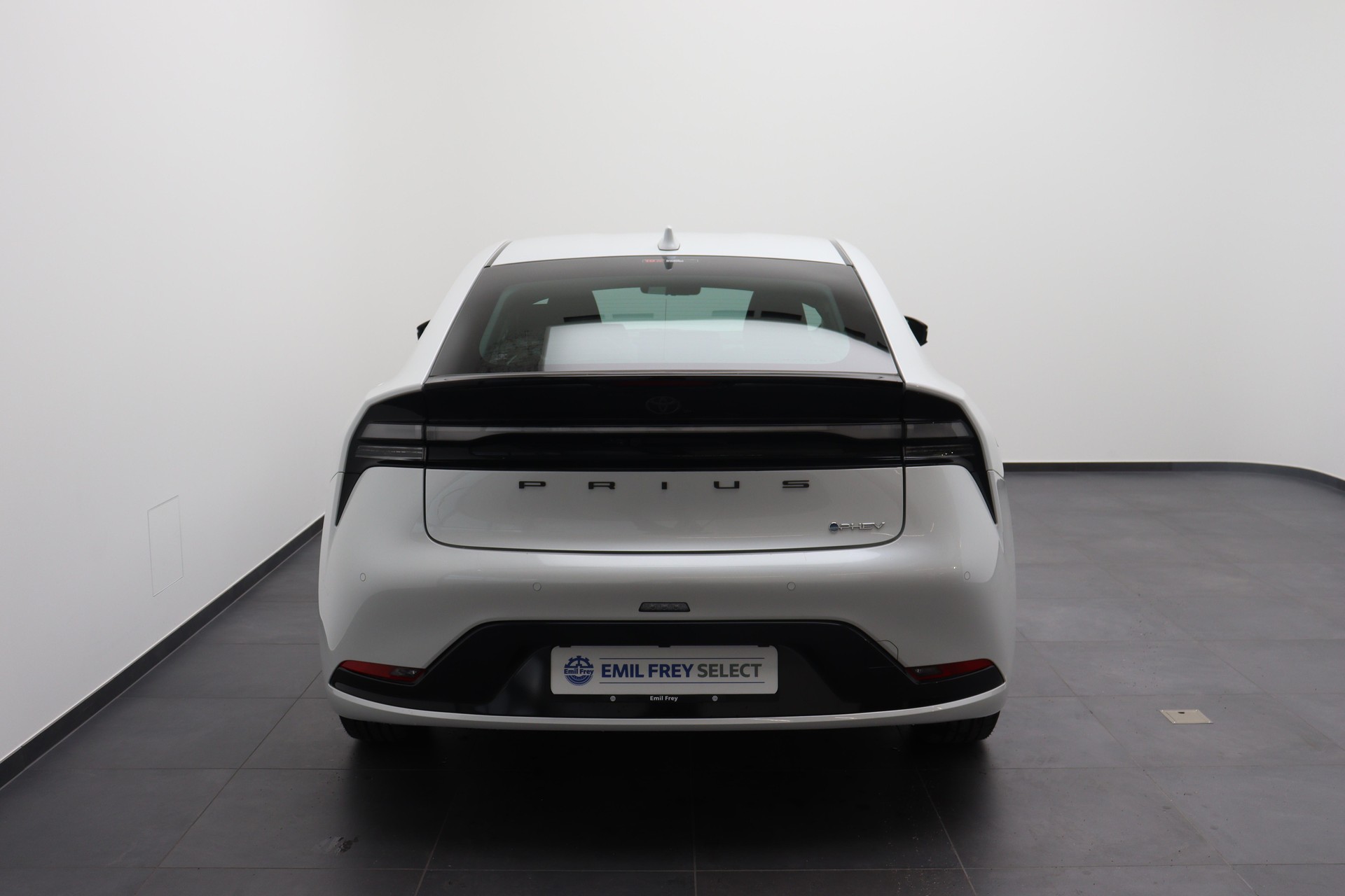 TOYOTA Prius 2.0 Plug-In-Hybrid Style-image-4