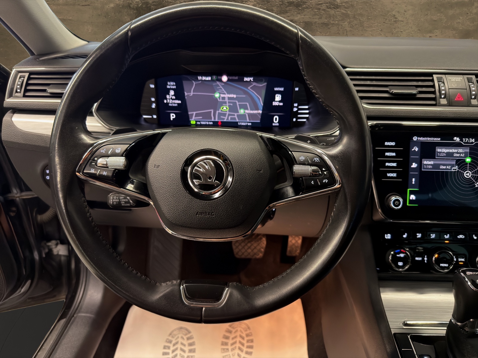 SKODA Superb Combi 2.0 TDi Ambition 4x4 DSG-image-8