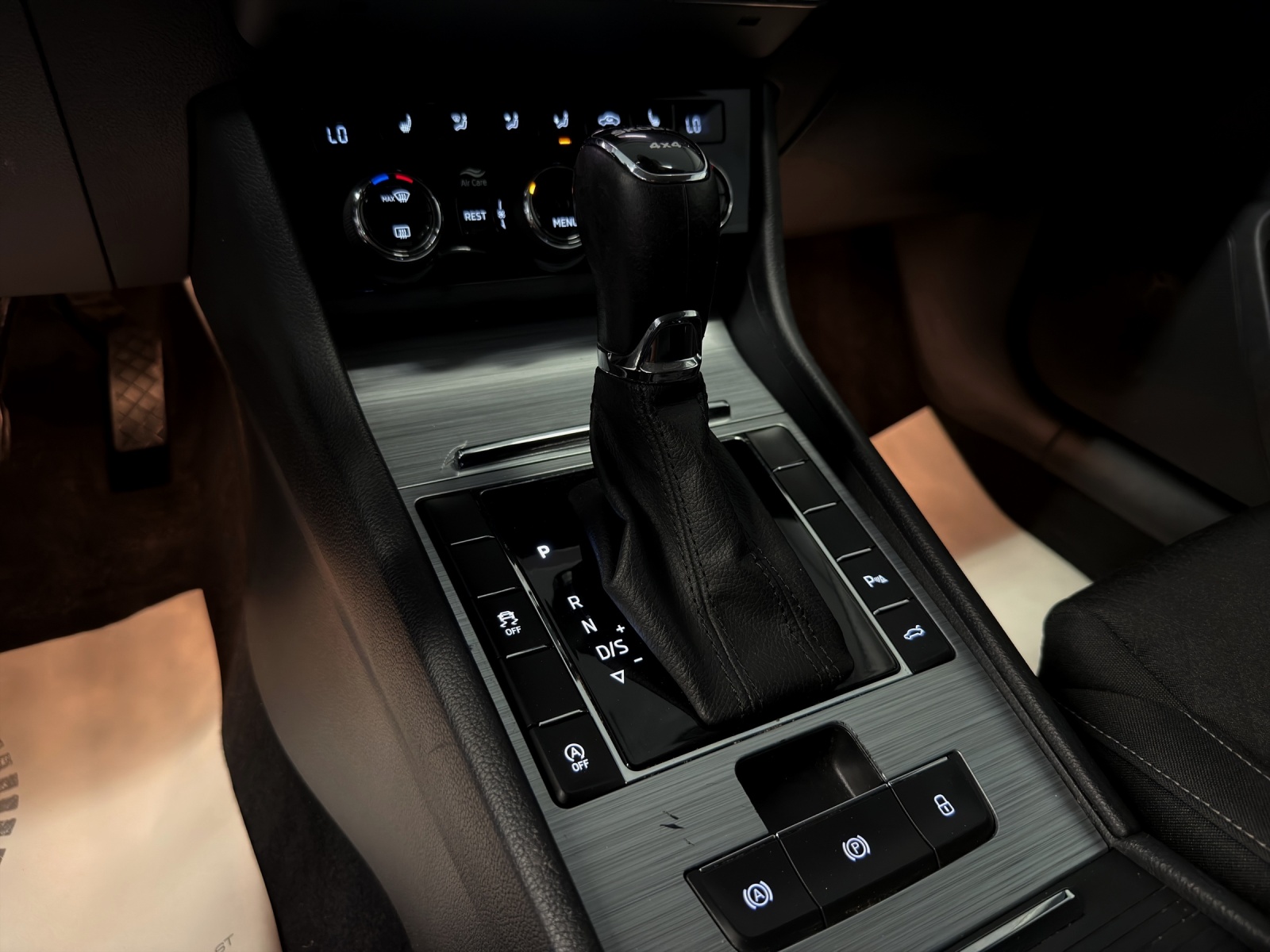 SKODA Superb Combi 2.0 TDi Ambition 4x4 DSG-image-10