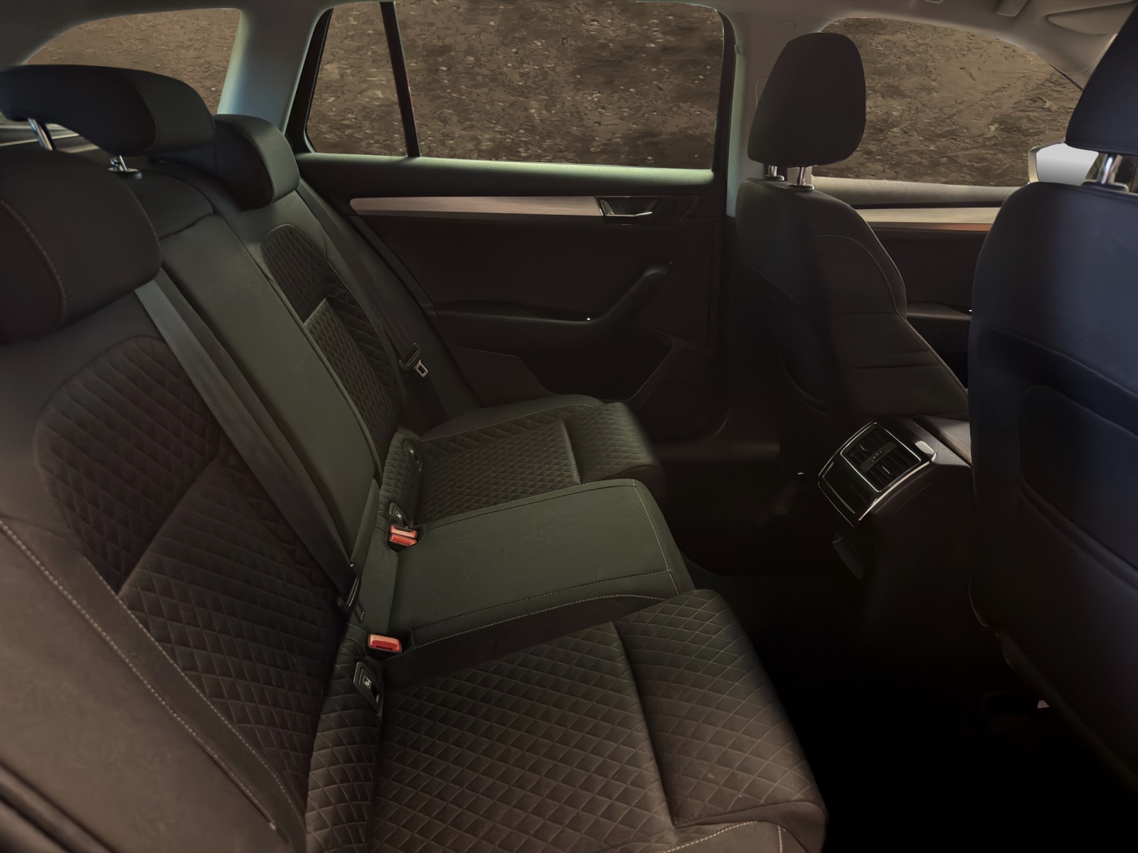 SKODA Superb Combi 2.0 TDi Ambition 4x4 DSG-image-13