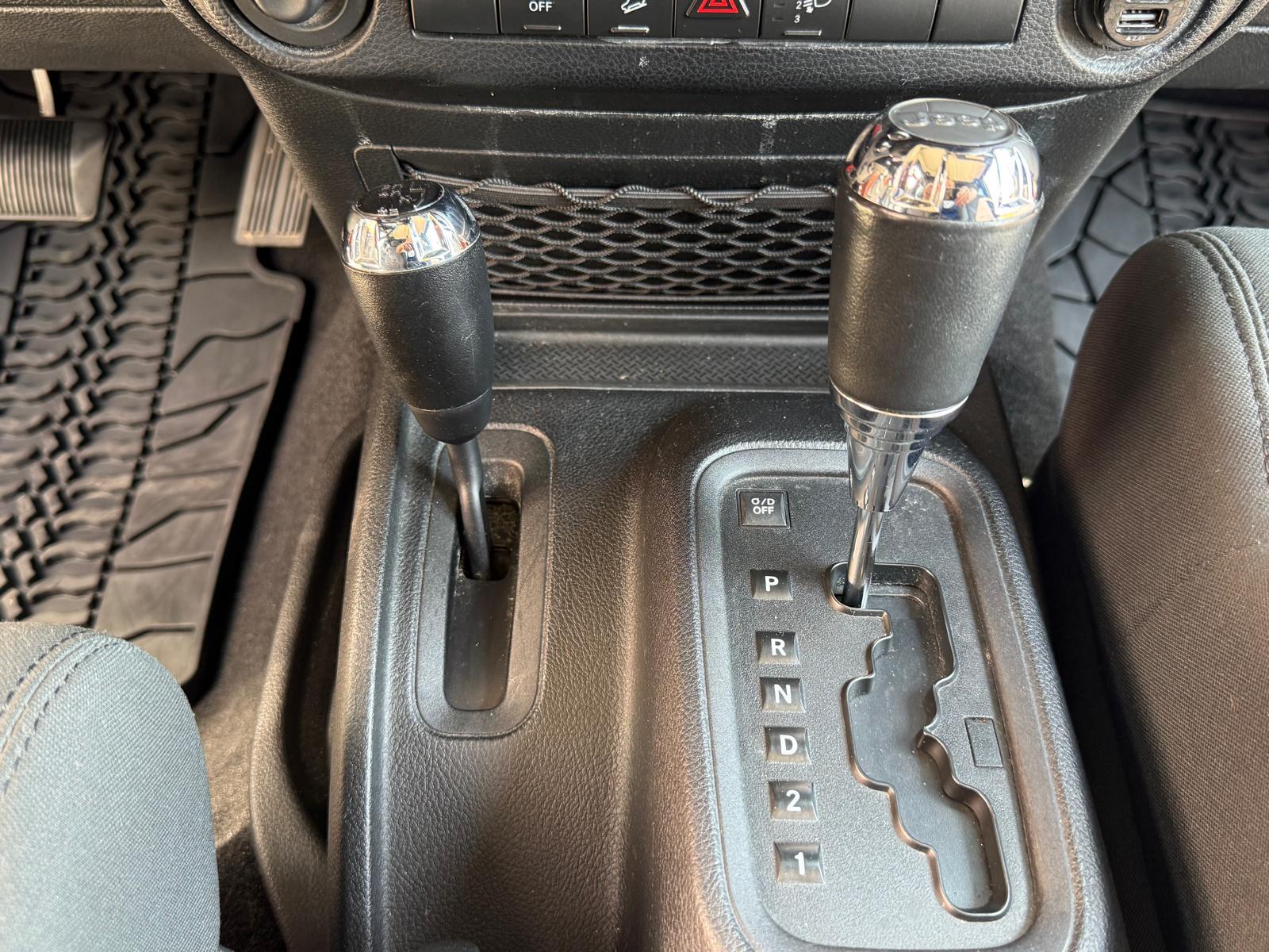 JEEP Wrangler 3.8 Sahara Automatic-image-9