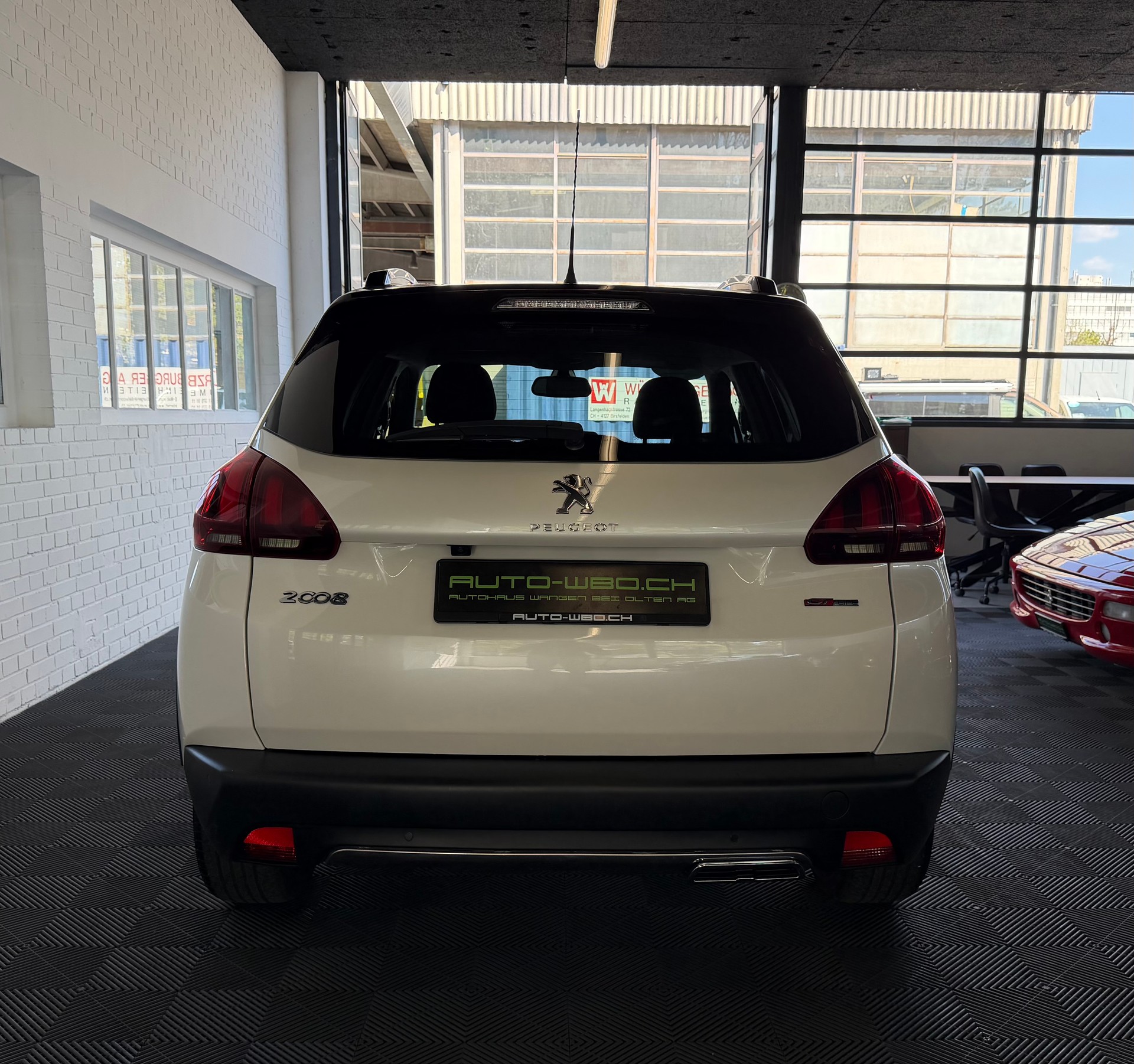 PEUGEOT 2008 1.2 PureTech GT Line EAT6-showroom-element-3