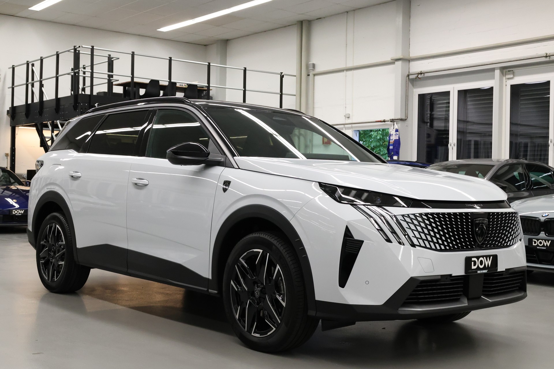 PEUGEOT 5008 1.2 Hybrid GT-showroom-element-1