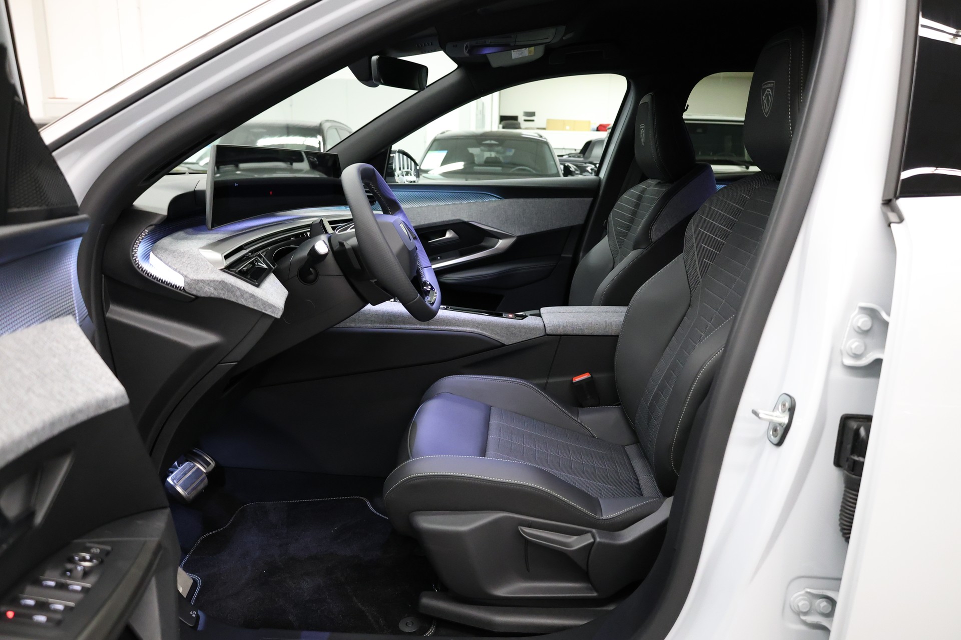 PEUGEOT 5008 1.2 Hybrid GT-image-15