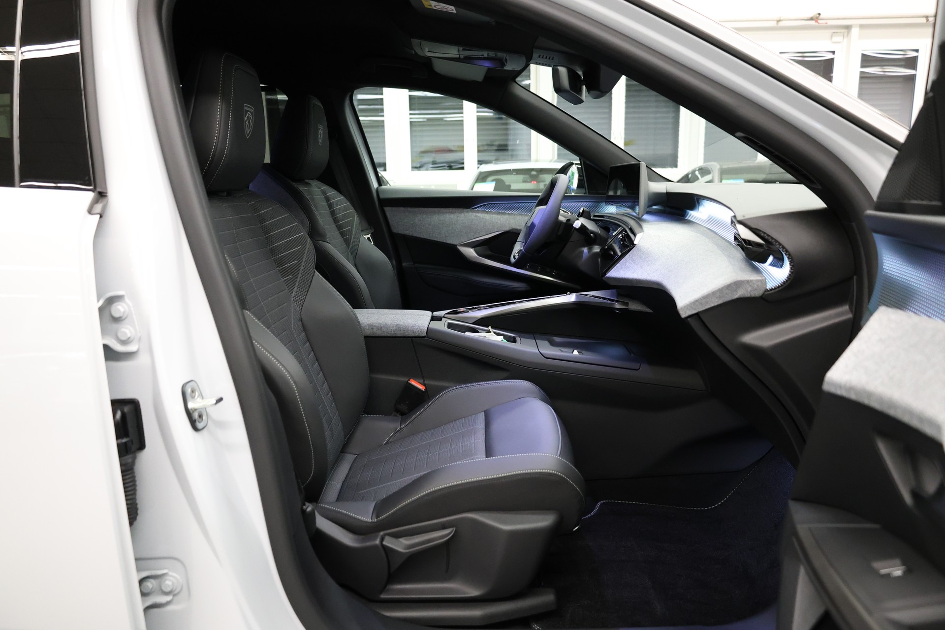 PEUGEOT 5008 1.2 Hybrid GT-image-16