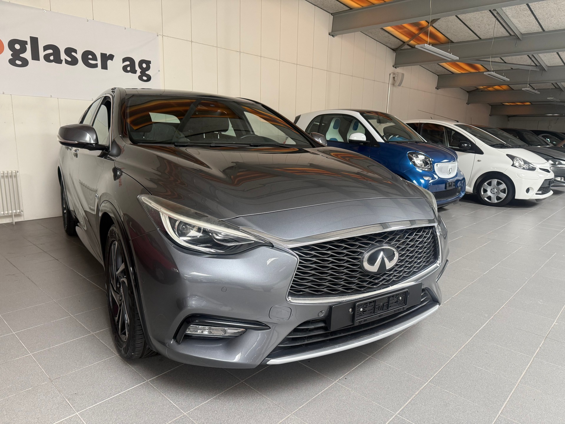 INFINITI Q30 2.2d Premium AWD DCT-showroom-element-3