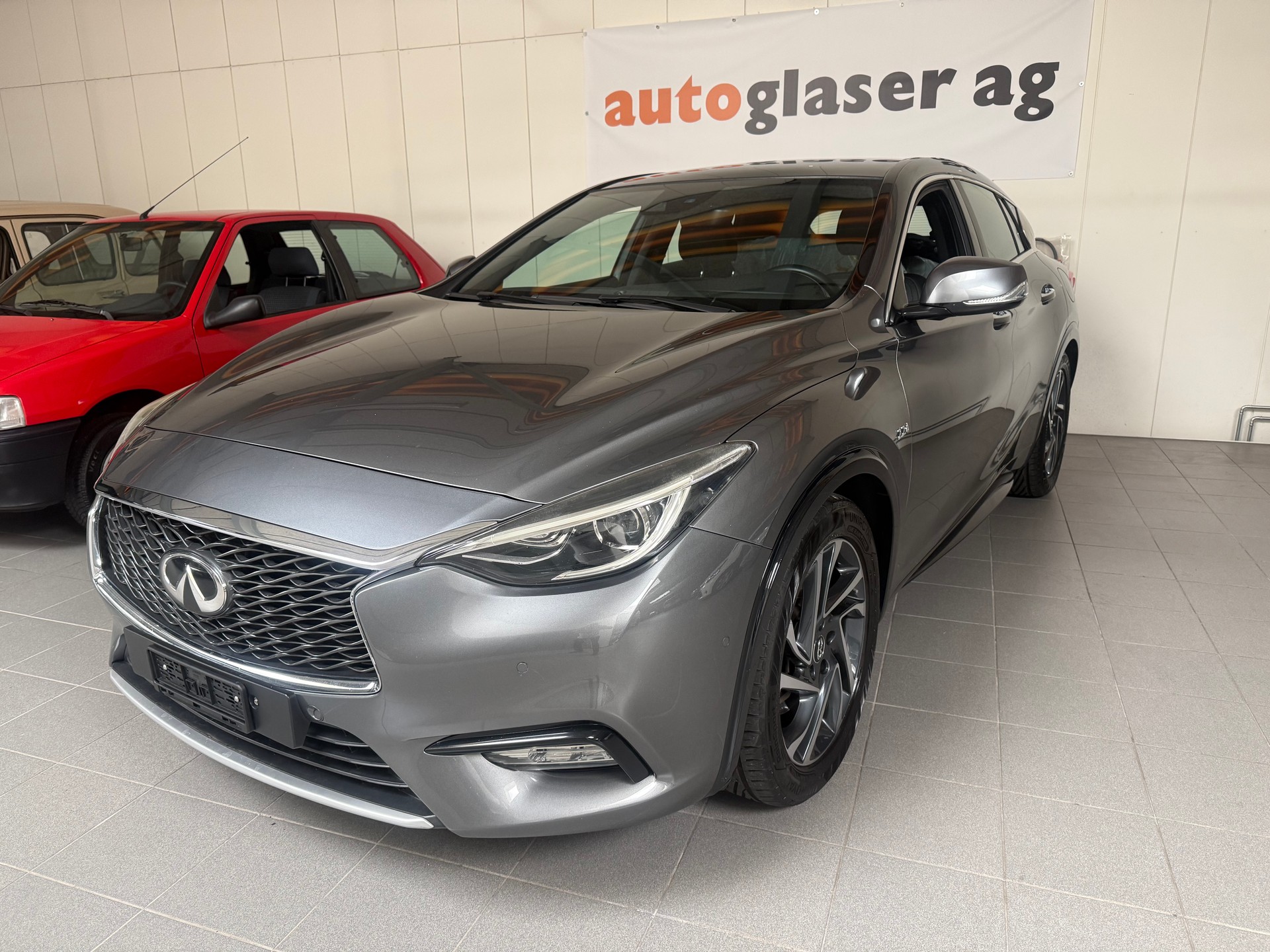 INFINITI Q30 2.2d Premium AWD DCT-showroom-element-2