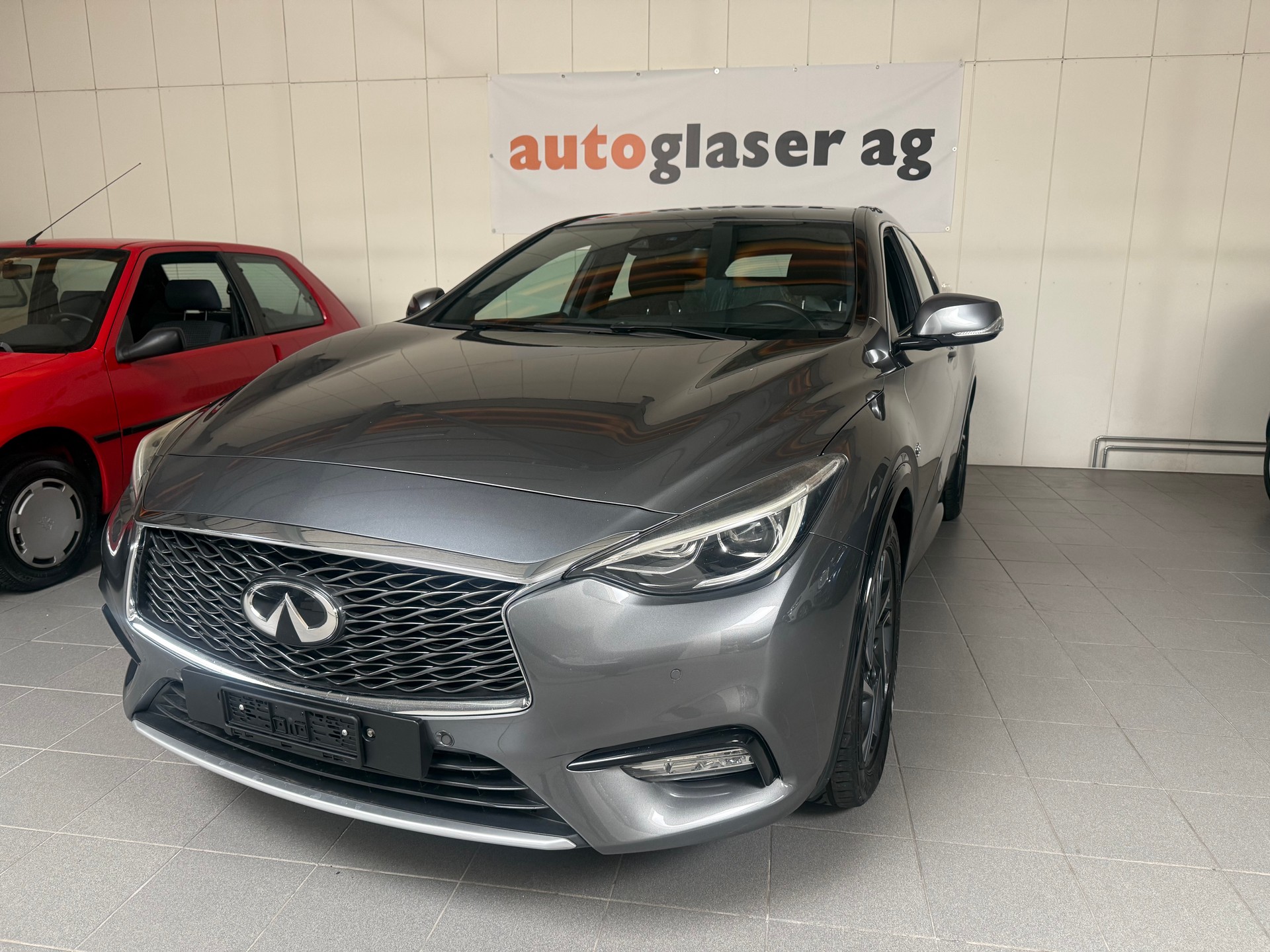 INFINITI Q30 2.2d Premium AWD DCT-showroom-element-1