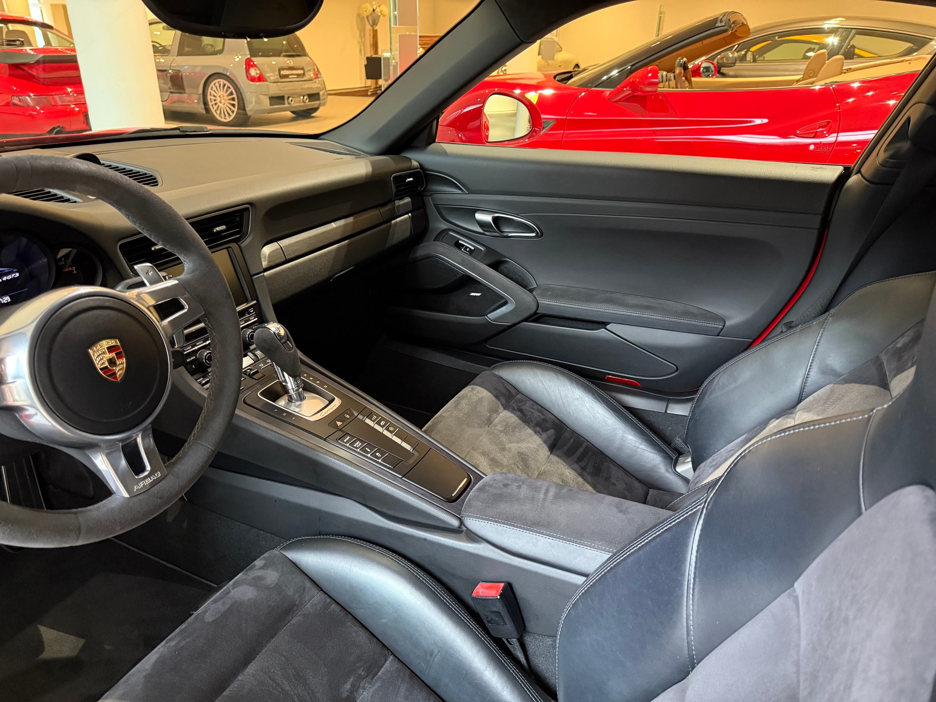 PORSCHE 911 Carrera 4 GTS PDK-image-9